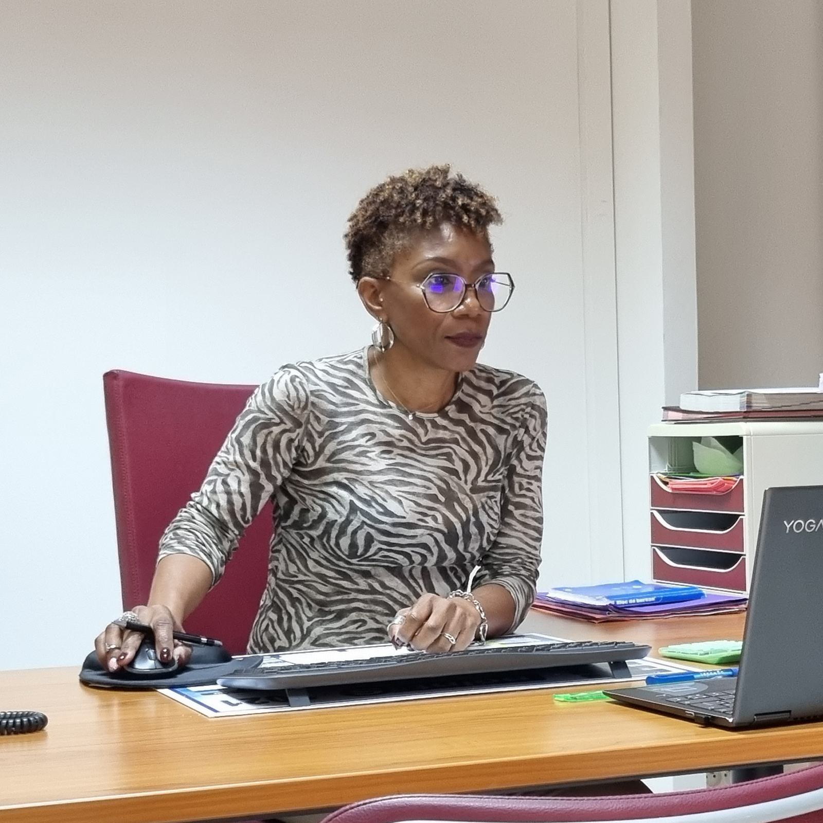 Assistante de Direction, Mme Diana LUCINA